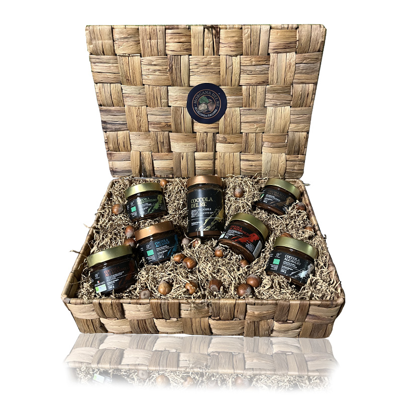 morgana-del-re-confezione-natalizia-cassetta-giunco-con-creme-di-nocciola-bio-langhe Immagine della cassetta natalizia morgana del re contenente tutte le creme spalmabili